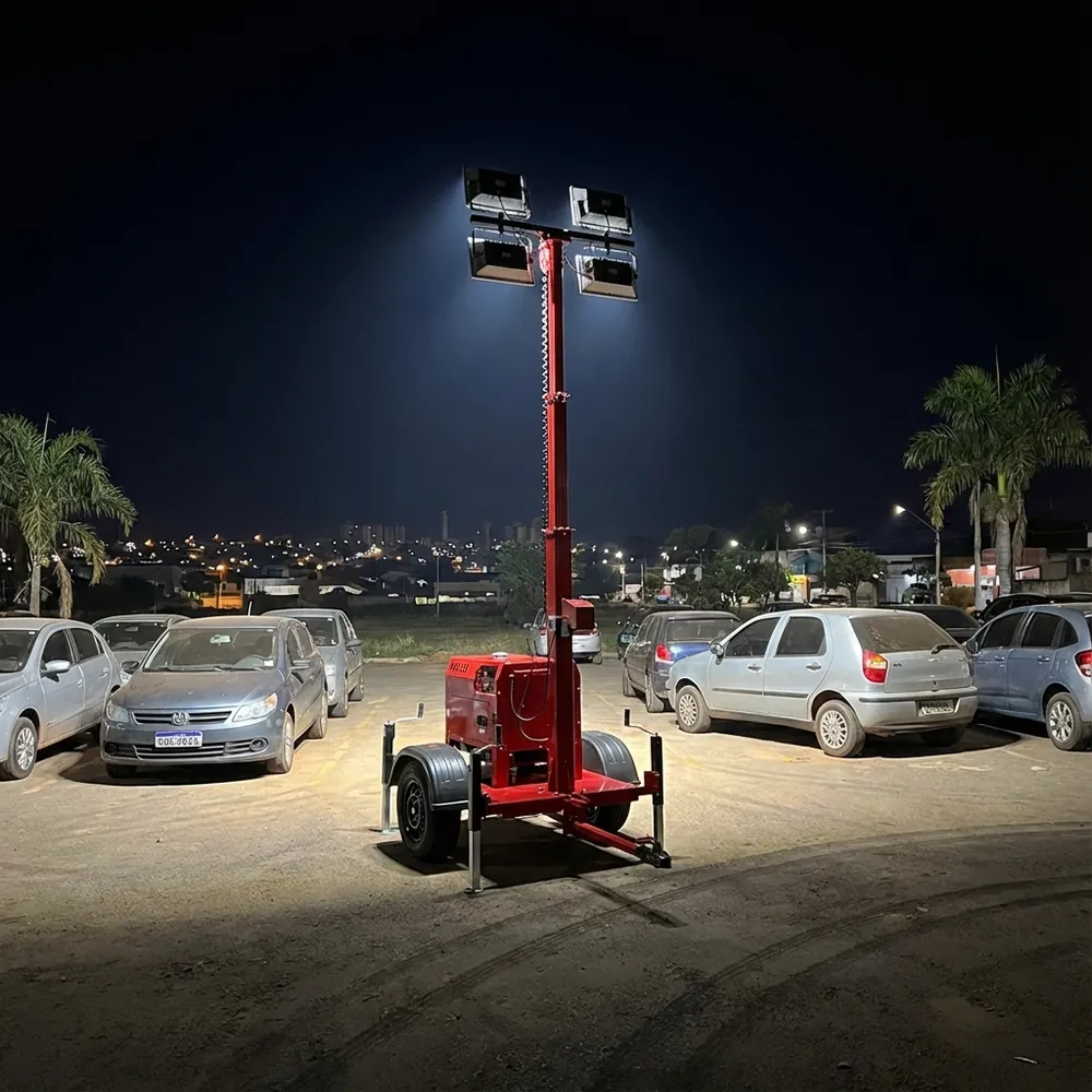 Torre de iluminação acesa em obra noturna